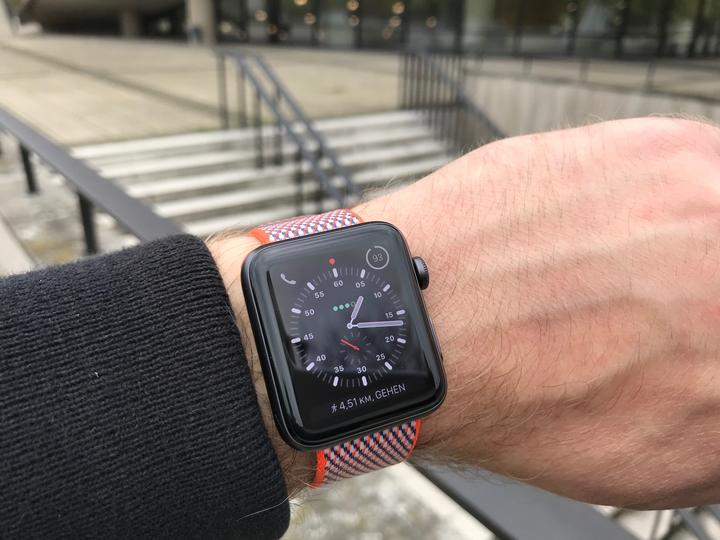 Review Apple Watch Series 3 Closeup 01