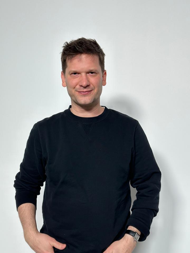 Radio-Moderator Tim Sweeney im Berlin Studio von Apple Music 1