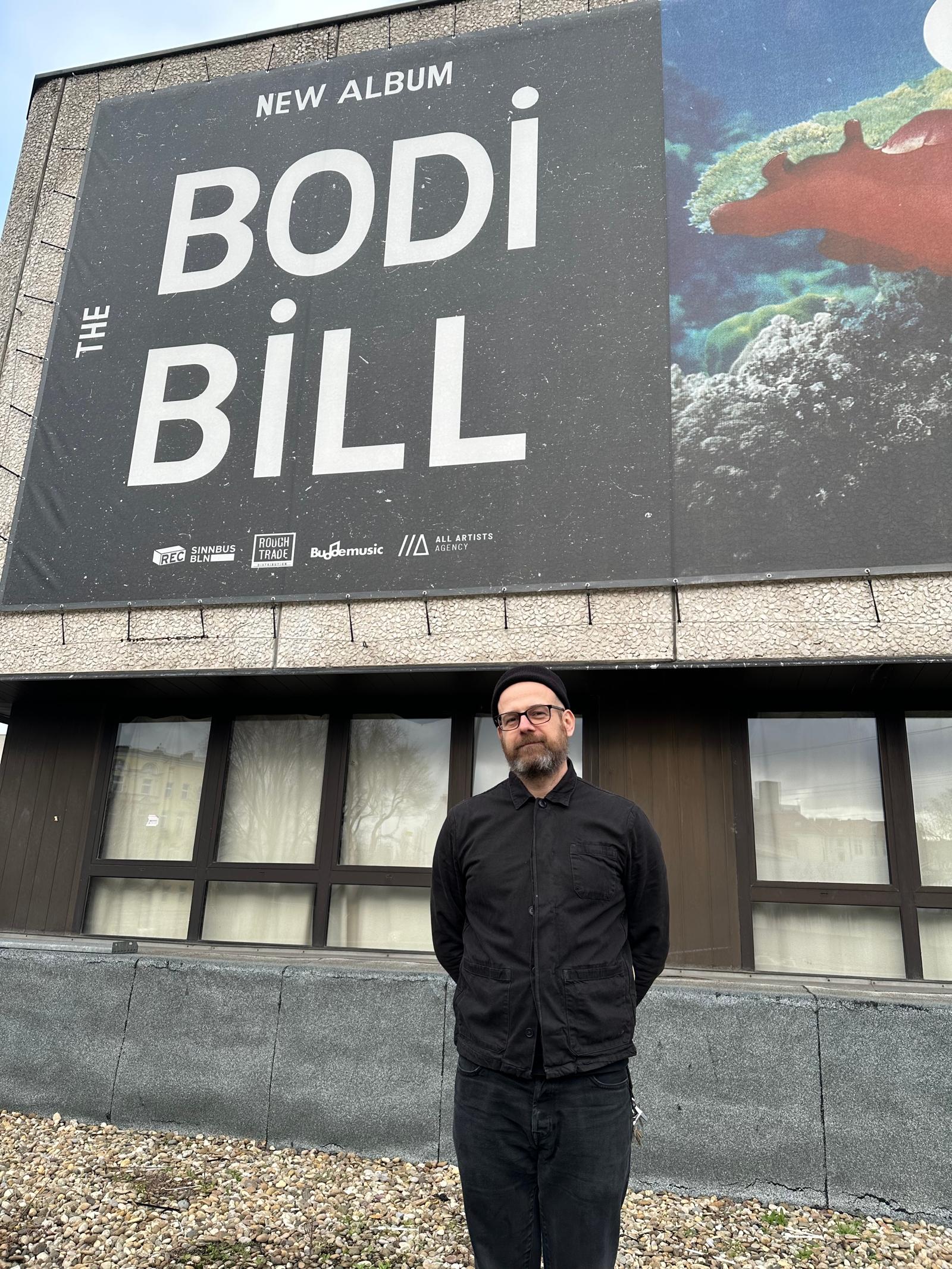 Daniel Spindler von Sinnbus vor dem Bodi Bill Plakat