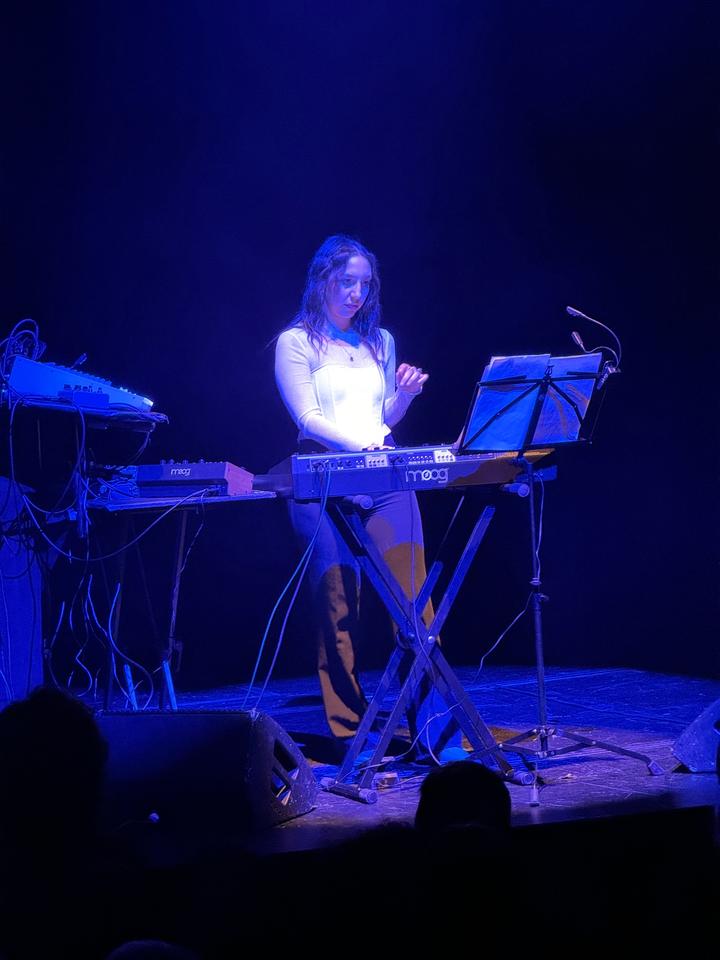 Hängengeblieben 2023 Die Musikerin Marta De Pascalis bei ihrem Konzert in der Berliner Volksbühne im Dezember 2023