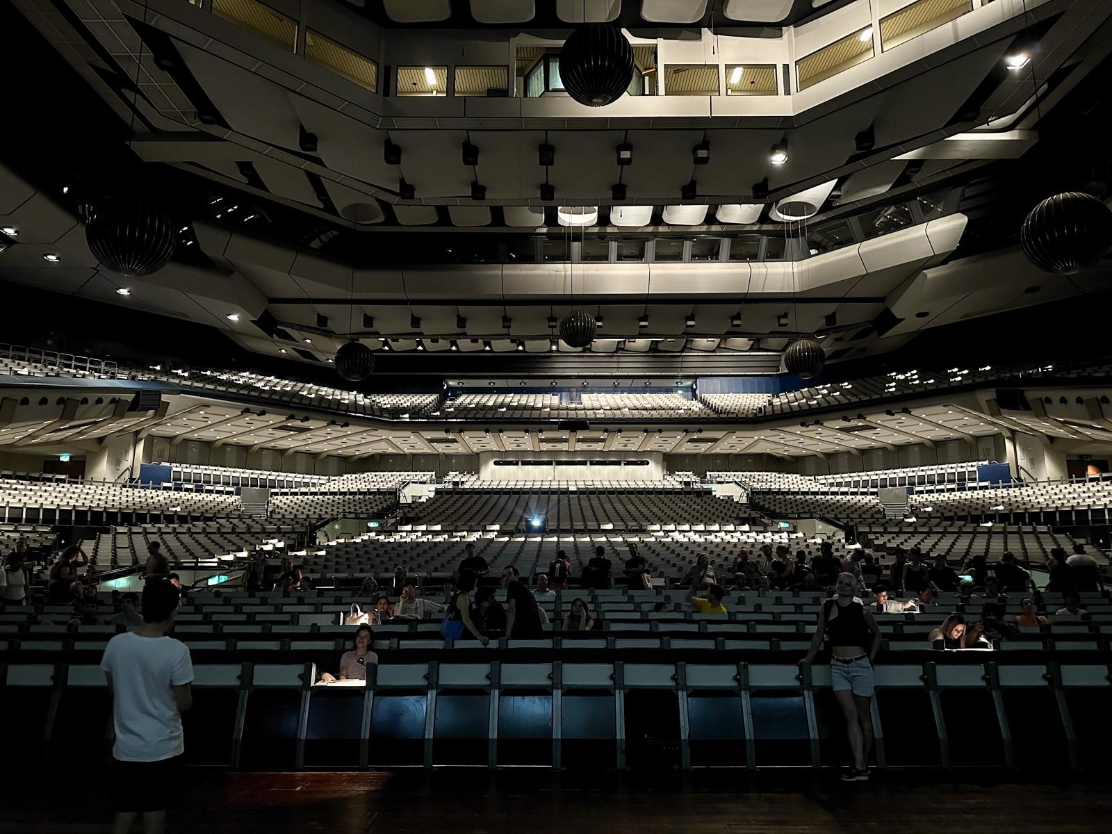 Hängengeblieben 2023 EIn Blick von der Bühne des großen Saals des Berliner ICC