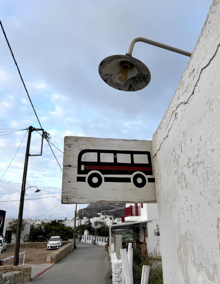 Hängengeblieben 2023 eine Bushaltestelle auf der griechischen Insel Folegandros
