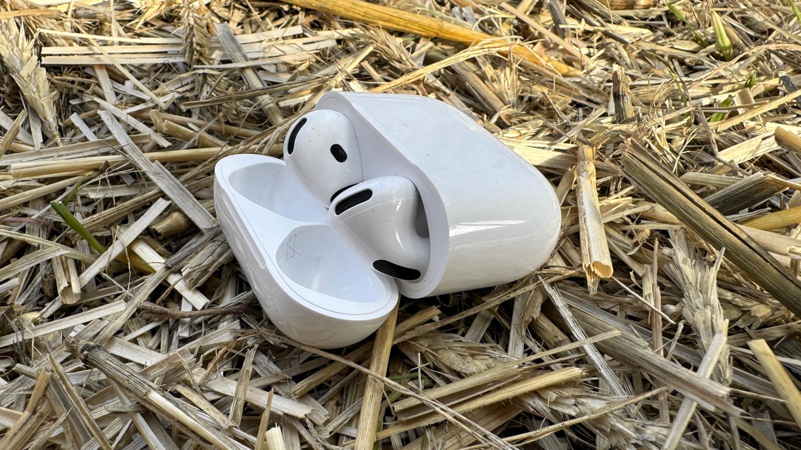 Apple AirPods 4 mit ANC im Case im aufgeklappten Zustand