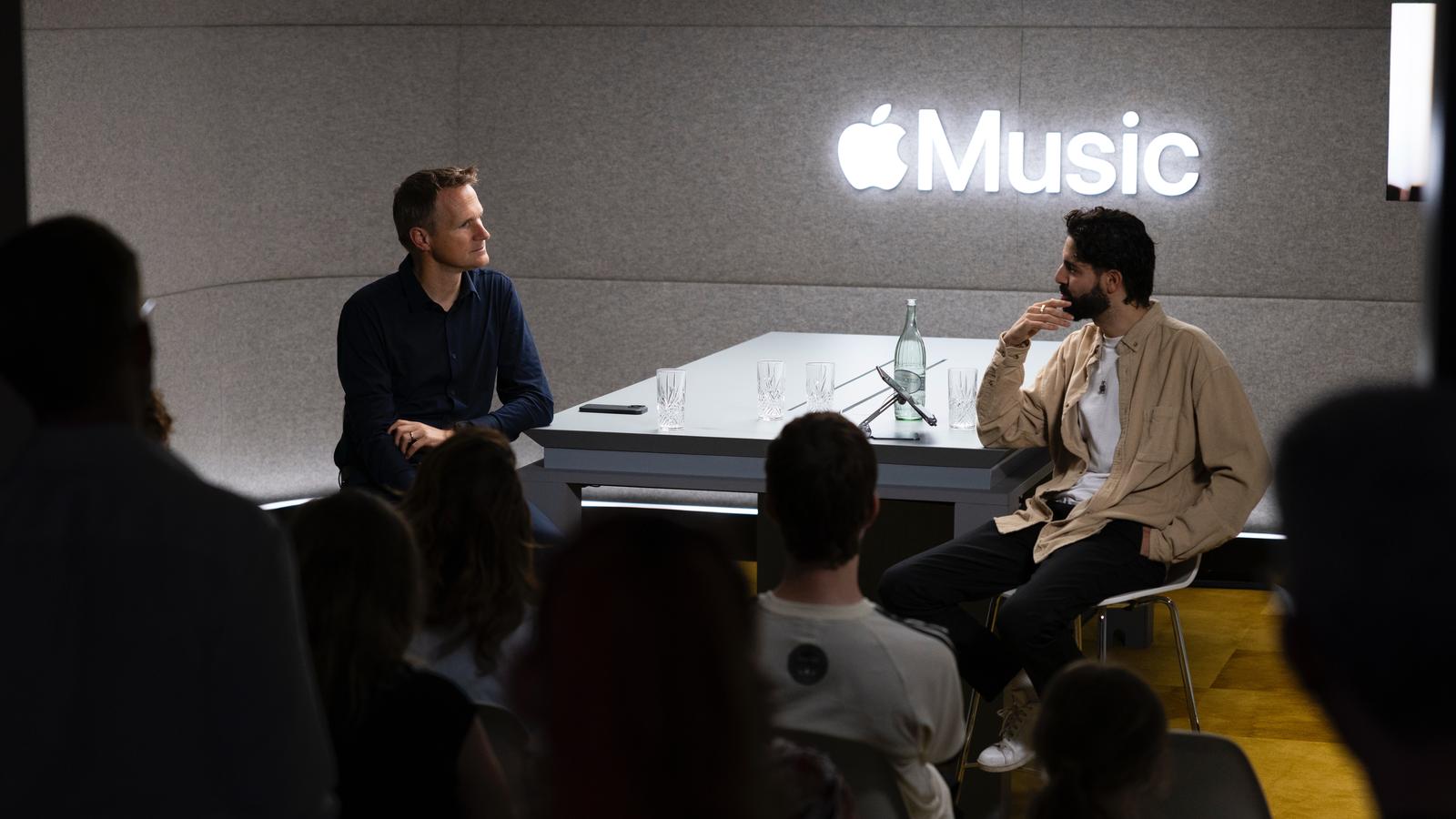 10 Jahre Apple Music Oliver Schusser und Aria Nejati im Berliner Studio von Apple Music